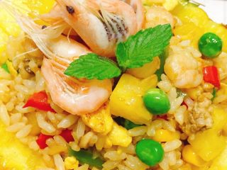 1、海鲜菠萝饭,把米饭做好之后晾干，热的会粘锅