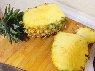 2、海鲜菠萝饭,把菠萝三分之一处切开，大的那一边留底