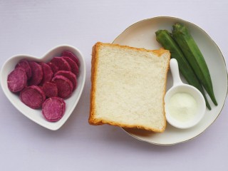 1、奶香秋葵吐司卷,食材:吐司2片,紫薯2个,澳优能立多G4奶粉1勺,秋葵2根。