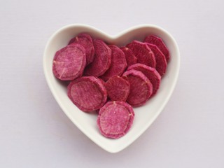 2、奶香秋葵吐司卷,紫薯去皮切片。