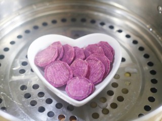 3、奶香秋葵吐司卷,上锅蒸熟。