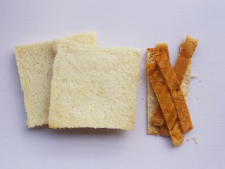 4、奶香秋葵吐司卷,吐司切除四边擀平。