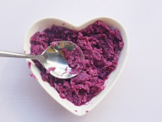 5、奶香秋葵吐司卷,紫薯捣成泥。