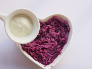 6、奶香秋葵吐司卷,加入澳优能立多G4奶粉。