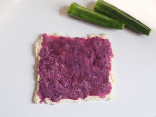 7、奶香秋葵吐司卷,吐司抹上紫薯泥。