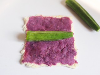 8、奶香秋葵吐司卷,铺上秋葵。