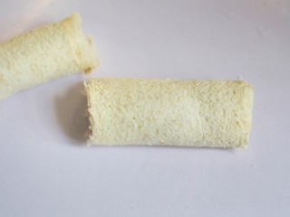 9、奶香秋葵吐司卷,卷起来。