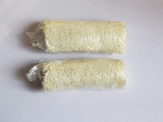 10、奶香秋葵吐司卷,包上保鲜膜。