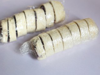 11、奶香秋葵吐司卷,切断。