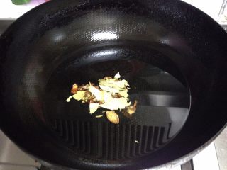 1、变废为宝——葱料油,炒锅凉锅倒入炸油，倒入香料（没有炸油的可以直接用食用油即可）