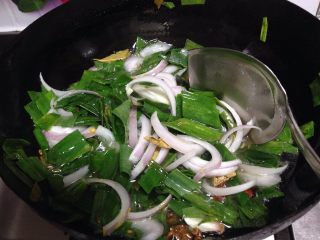 2、变废为宝——葱料油,小火慢慢炸