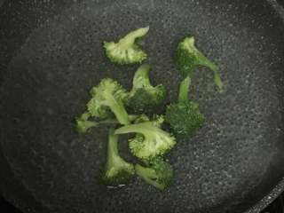 1、西兰花蛋花粥,将西兰花块放入烧开的沸水中，焯30秒左右，不要超过一分钟