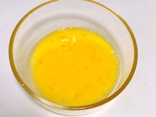 2、西兰花蛋花粥,鸡蛋打散