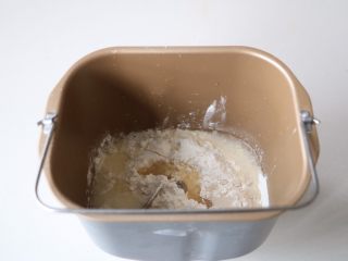1、平底锅披萨,面团材料放面包机，酵母糖分开两边放；