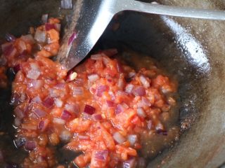 6、平底锅披萨,放入西红柿炒出汁；