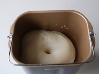 12、平底锅披萨,面团发酵至原来大小的2-3倍左右；