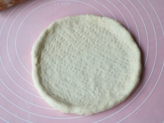 13、平底锅披萨,排气后整形成披萨状，用叉子戳很多小洞孔；