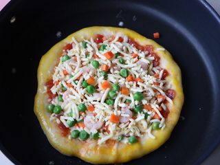 16、平底锅披萨,披萨边上刷一层蛋黄液，再撒适量的芝士；