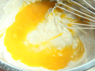 3、熔岩夹心蛋糕,加入3个蛋黄拌匀。