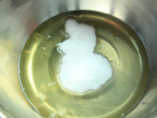 5、熔岩夹心蛋糕,4个蛋白加入30克细砂糖用电动打蛋器打发至湿性发泡。