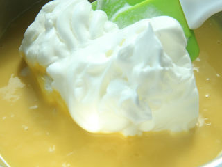 7、熔岩夹心蛋糕,取三分之一蛋白放入蛋黄糊中拌匀。