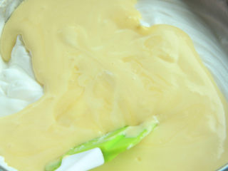 8、熔岩夹心蛋糕,蛋黄糊全部倒入剩下的蛋白中拌匀。