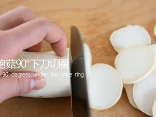 3、西兰花这样做健康又美味，减肥抗癌两不误！,杏鲍菇90°下刀切圈