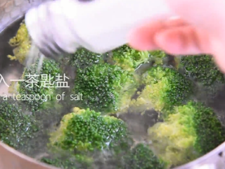 6、西兰花这样做健康又美味，减肥抗癌两不误！,倒入一茶匙盐