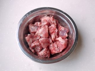 5、冬日温补-萝卜炖排骨,抓匀，包上保鲜膜薄腌至少2小时