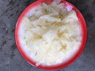 7、秋季润肺养颜，来一碗红枣银耳羹,洗净后切小待用