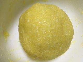 2、千层椰蓉面包卷,在面团发酵时，可以准备椰蓉馅料。黄油温室软化后加入白糖均匀搅拌，再分三次加入鸡蛋液，确保每次都能搅拌均匀。最后倒入椰蓉均匀混合后捏成团状。