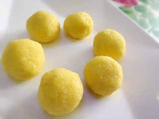 3、千层椰蓉面包卷,再均匀分成六个小椰蓉馅团备用。