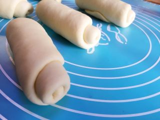 6、千层椰蓉面包卷,再卷成小卷备用。