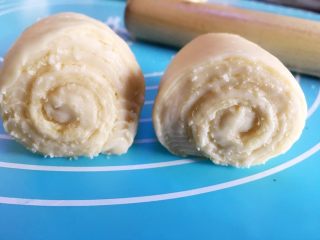 8、千层椰蓉面包卷,然后将每个小卷用刀从中间切断，如图为切面。