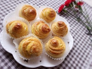 13、千层椰蓉面包卷,出炉的面包表面也可以刷一层蜂蜜水，颜色更漂亮哦！