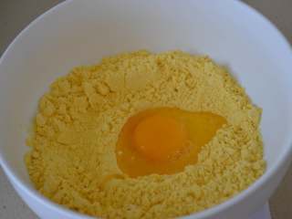 5、玉米发面饼,加1个土鸡蛋。