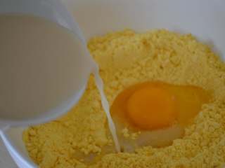 6、玉米发面饼,加入酵母水。