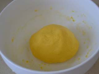 8、玉米发面饼,用手慢慢搓圆,有些粘手是正常的。