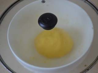 9、玉米发面饼,盖好,进行发酵。