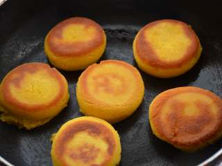 14、玉米发面饼,一面成型后慢慢翻面,煎另一面。(翻面时一定要慢,不然不好成型,因为面饼的状态很松软,翻不好很容易走形)