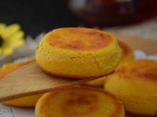 15、玉米发面饼,直到煎至两面均呈金黄色即可。