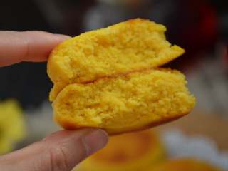 17、玉米发面饼,掰开看看,外皮酥脆,里面很松软。