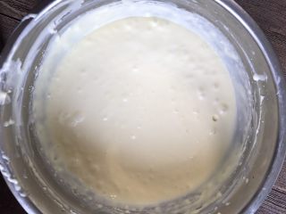 1、小熊慕斯蛋糕,淡奶油加糖打发至6分发,即有流动性。