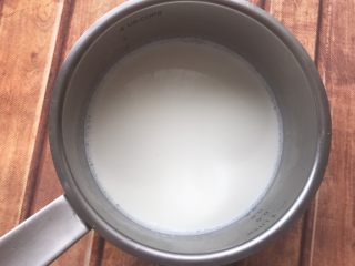 3、小熊慕斯蛋糕,牛奶加热至沸腾。