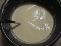 7、棉花蛋糕卷,加入剩余的一半蛋白糊，翻拌均匀即完成蛋糕糊