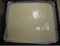8、棉花蛋糕卷,将完成的蛋糕糊倒入铺有油纸的烤盘中