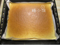 9、棉花蛋糕卷,送入预热好180℃的烤箱中上层烤25分钟左右后取出放凉