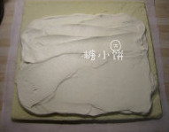 11、棉花蛋糕卷,将打好的淡奶油抹在蛋糕片没有上色的那一面，尾端留一部分不抹