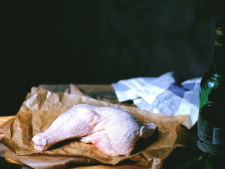 1、免炸低脂 辣子鸡,准备材料,我这个鸡腿很大个(大概三只手那么大)