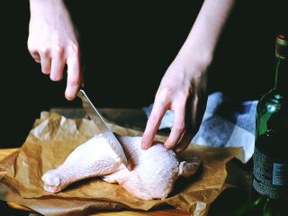 2、免炸低脂 辣子鸡,将鸡腿去骨 切小块备用(可买的时候让卖家帮忙去掉)